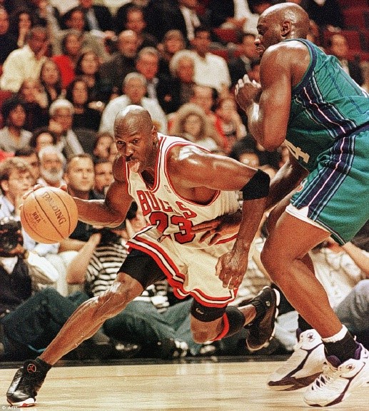 Tài năng của Michael Jordan là không thể phủ nhận, nhưng cũng vì thế ông trở thành đối tượng vây bắt của đối thủ. Jordan đã trải qua 7 năm đầu không chức vô địch ở NBA cho tới năm 1991.